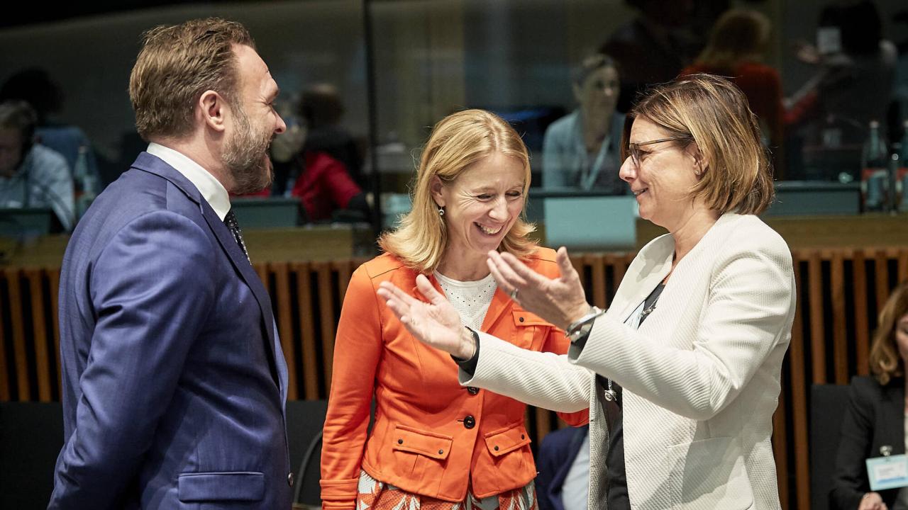 Längst till höger klimatminister Isabella Lövin (MP) i samtal med kollegor från Danmark och Nederländerna. Arkivbild.