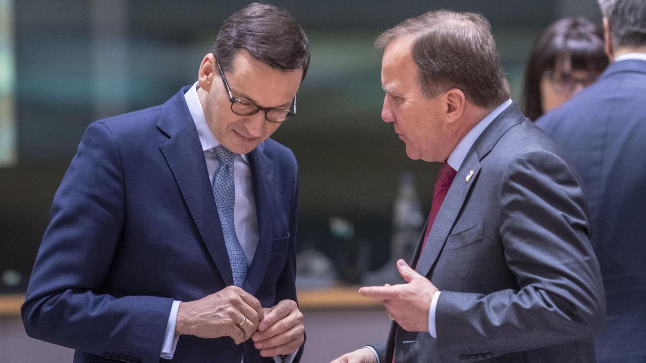Polens premiärminister Mateusz Morawiecki i samtal med statsminister Stefan Löfven under ett tidigare EU-toppmöte.
