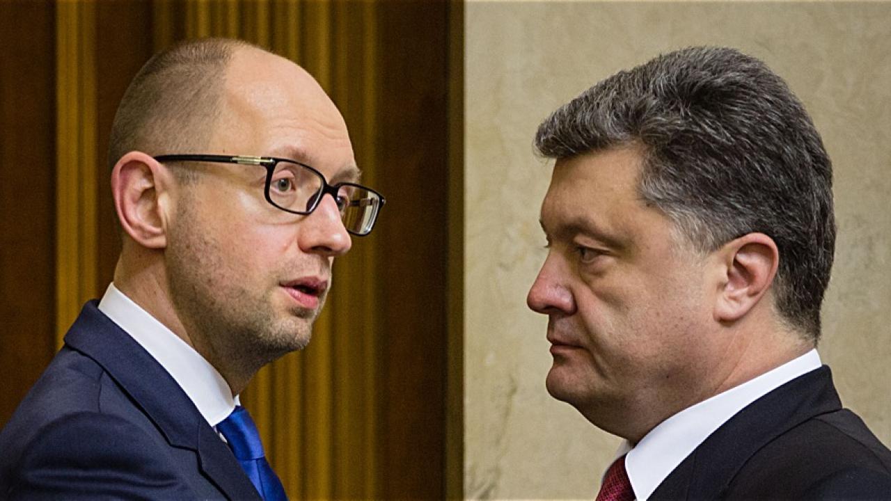 Avgående premiärminister Arsenij Jatsenjuk och president Petro Porosjenko. Arkivbild.