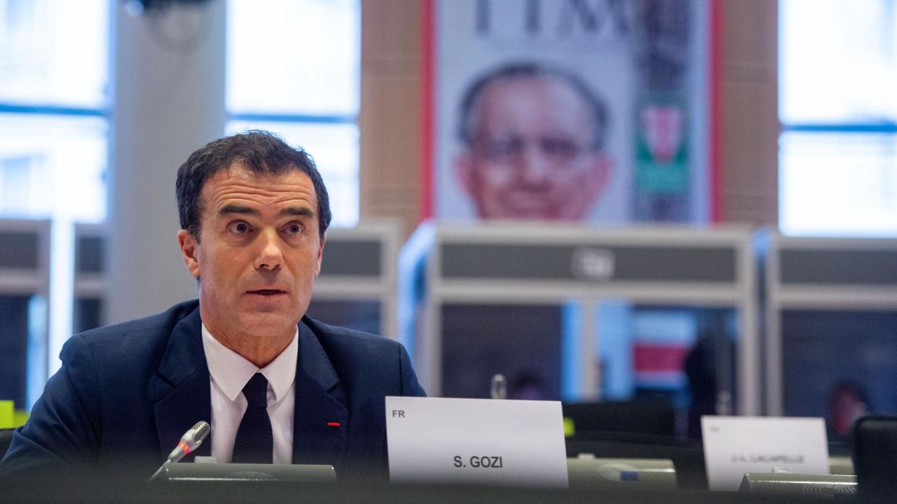 Den italienske politikern Sandro Gozi representerar Frankrike i EU-parlamentet och ansvarar för att samla församlingen bakom en gemensam ståndpunkt inför slutförhandlingar med medlemsländerna.