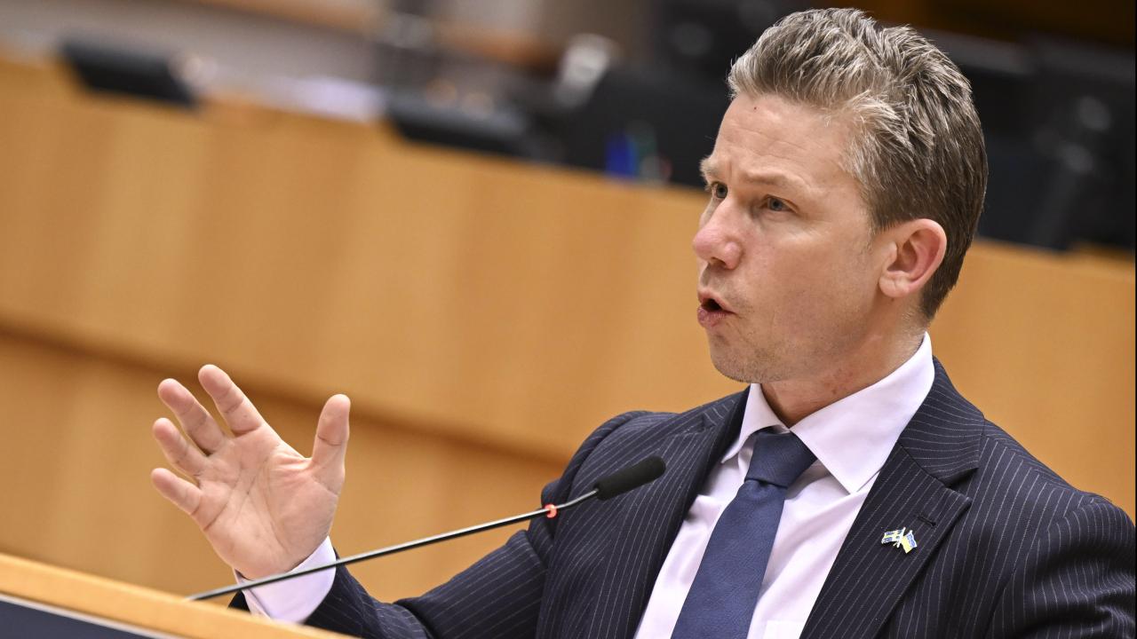 Försvarsminister Pål Jonson (M) representerade det svenska ordförandeskapet i torsdagens debatt i EU-parlamentet inför toppmötet med Ukraina.