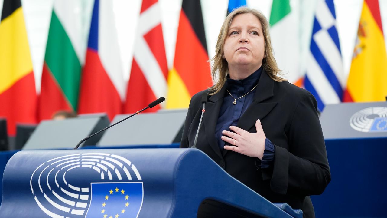 EU-parlamentariker Karin Karlsbro (L) under torsdagens debatt.