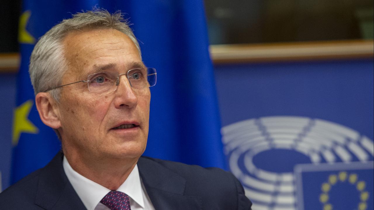 Natos generalsekreterare Jens Stoltenberg i samtal med EU-parlamentariker på torsdagen.