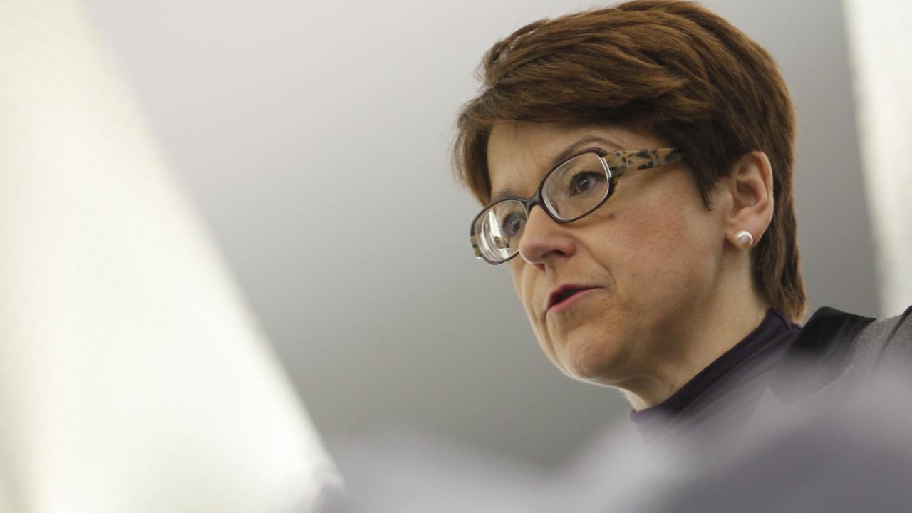 Den tyska EU-parlamentarikern Ingeborg Gräßle beklagar sig över att Swedish Match undviker att svara på frågor om Dalliaffären.