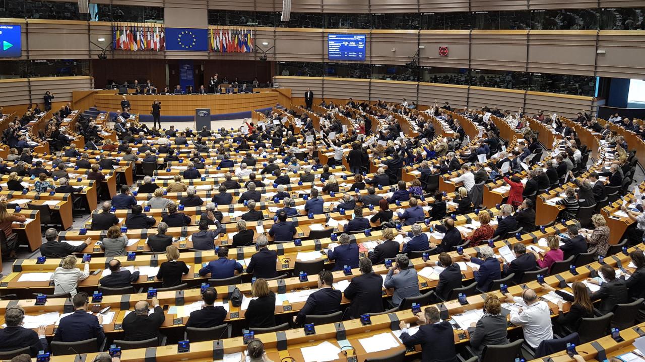 Vid torsdagens omröstning höll en del parlamentariker upp lappar i protest mot att omröstningen var hemlig.