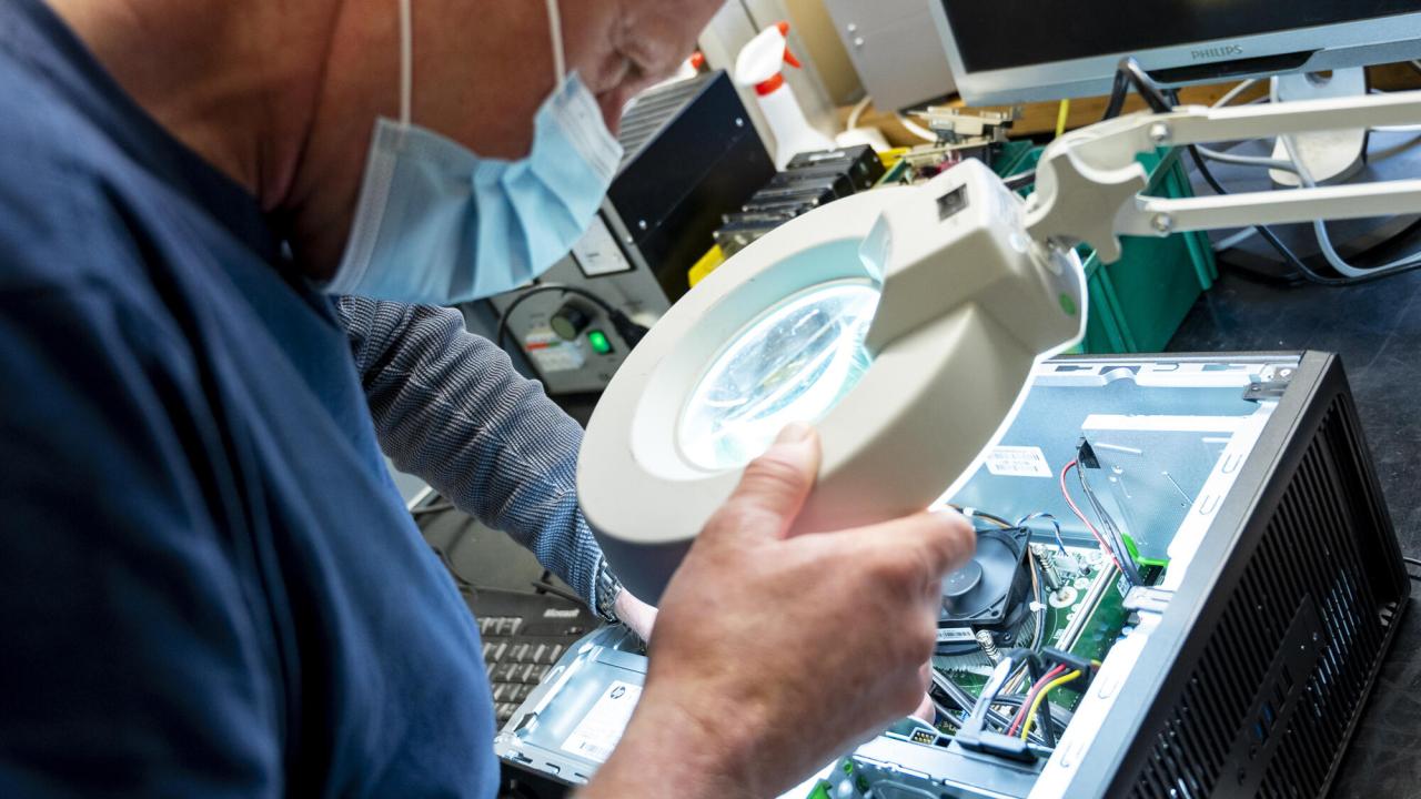 Parlamentet vill underlätta att få sina saker reparerade istället för att kasta bort och köpa nytt. Arkivbild.