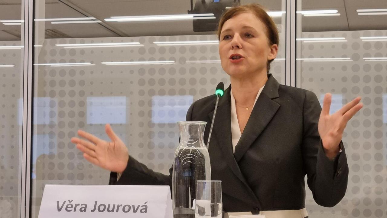 EU-kommissionär Věra Jourová på Stockholmsbesök för att presentera ett förslag till europeisk pressfrihetslag.