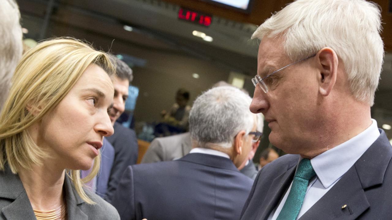 Italiens utrikesminister Federica Mogherini diskuterar med Sveriges utrikesminister Carl Bildt. Arkivbild.