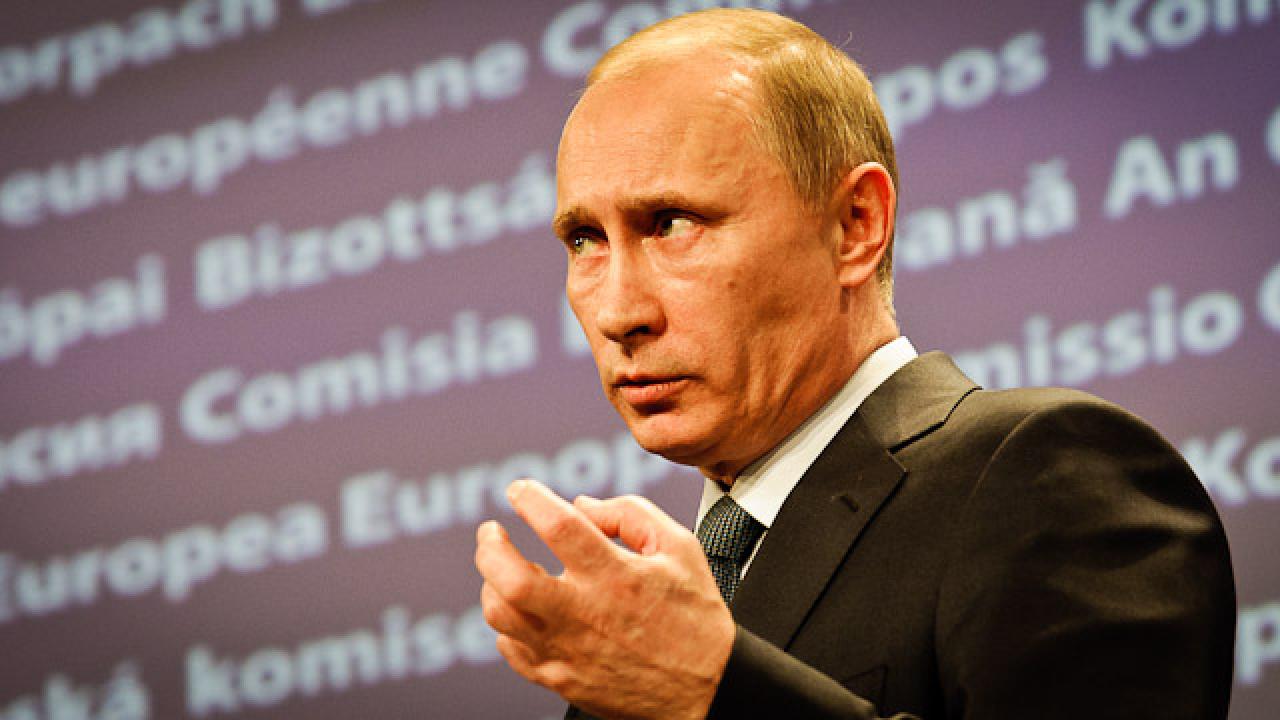 Den ryske premiärministern, Vladimir Putin, behåller makten i duman, om än försvagad.