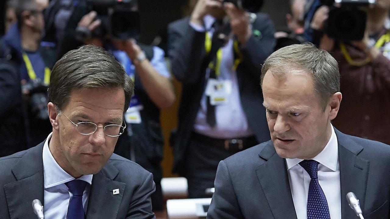Nederländernas premiärminister Mark Rutte samtalar med Europeiska rådets ordförande Donald Tusk. Arkivbild.