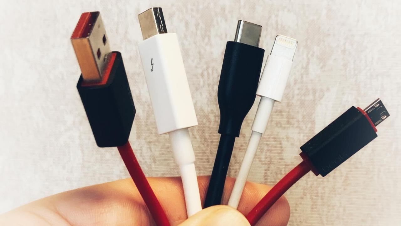 USB-C (i mitten av de fem kontakterna) ska blir den gemensamma för bärbar elektronik i EU från 2024. Arkivbild.