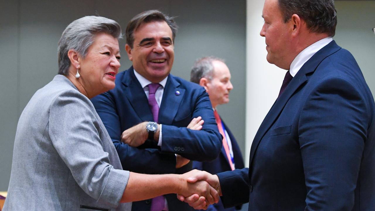 EU:s inrikes- och migrationskommissionär Ylva Johansson i samtal på torsdagen inför ministermötet i Bryssel.