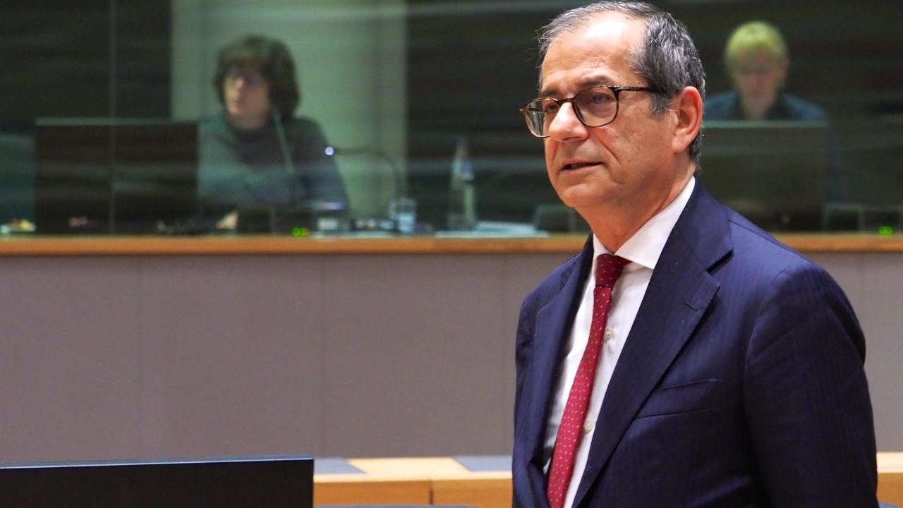 Italiens finansminister Giovanni Tria fick ensam försvara den italienska budgeten under eurogruppens möte i måndags.