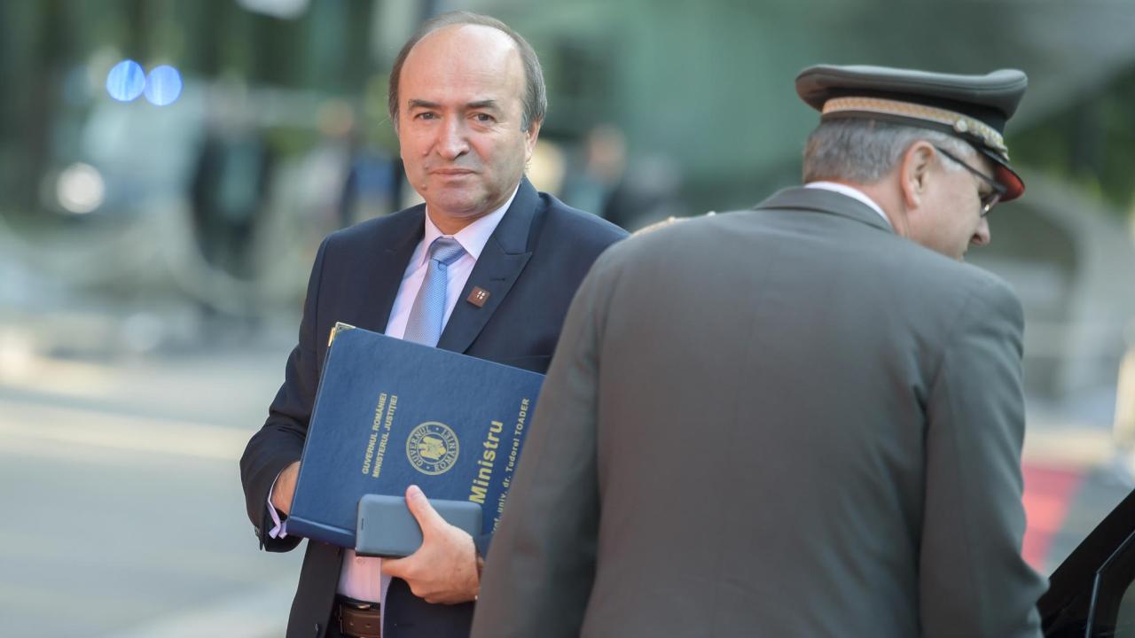Rumäniens justitieminister Tudorel Toader meddelade i tisdags att regeringen använt nöddekret för att få igenom nya rättsregler.