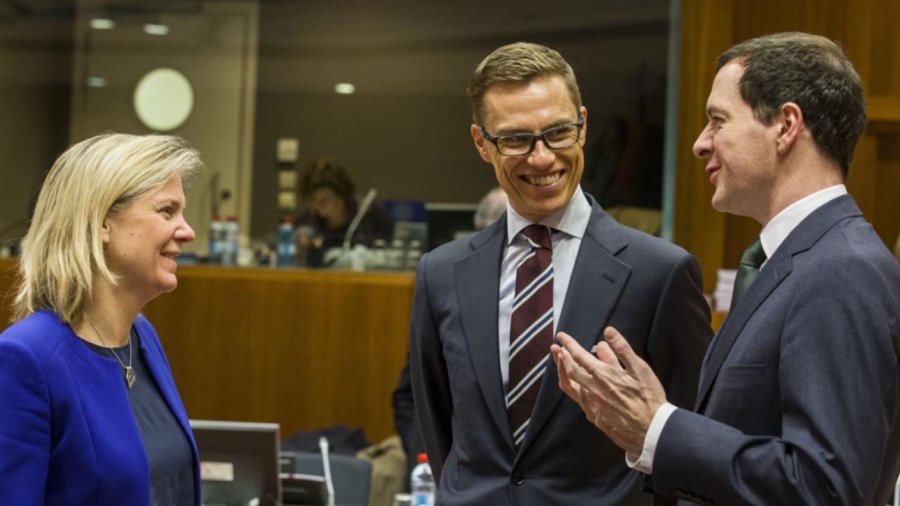 Finansminister Magdalena Andersson i samtal med sin finske kollega Alexander Stubb och brittiske kollega George Osborne. Arkivbild.