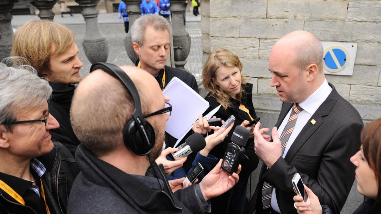 Den svenske statsministern Fredrik Reinfeldt (M) talar med journalister innan EU-toppmötet i Bryssel.