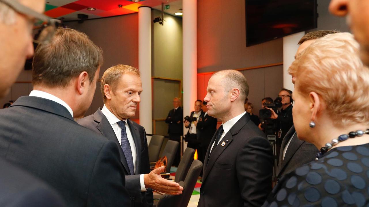 Europeiska rådets ordförande Donald Tusk beslutade att skjuta upp förhandlingarna en dag. 