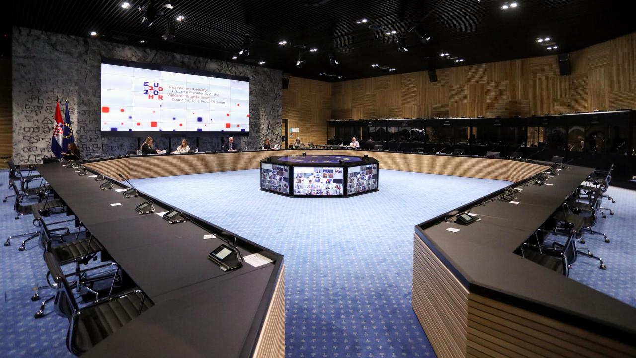 Bara det absolut nödvändigaste diskuteras mellan ministrarna under videokonferenser, och det är kroatiska ordförandeskapet som beslutar vilka möten som hålls. 