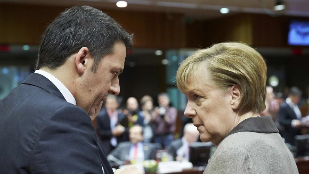 Den italienske socialdemokratiske premiärministern Matteo Renzi har seglat upp som den tyska kristdemokratiska förbundskanslern Angela Merkels viktigaste ekonomipolitiske motståndare. Arkivbild.
