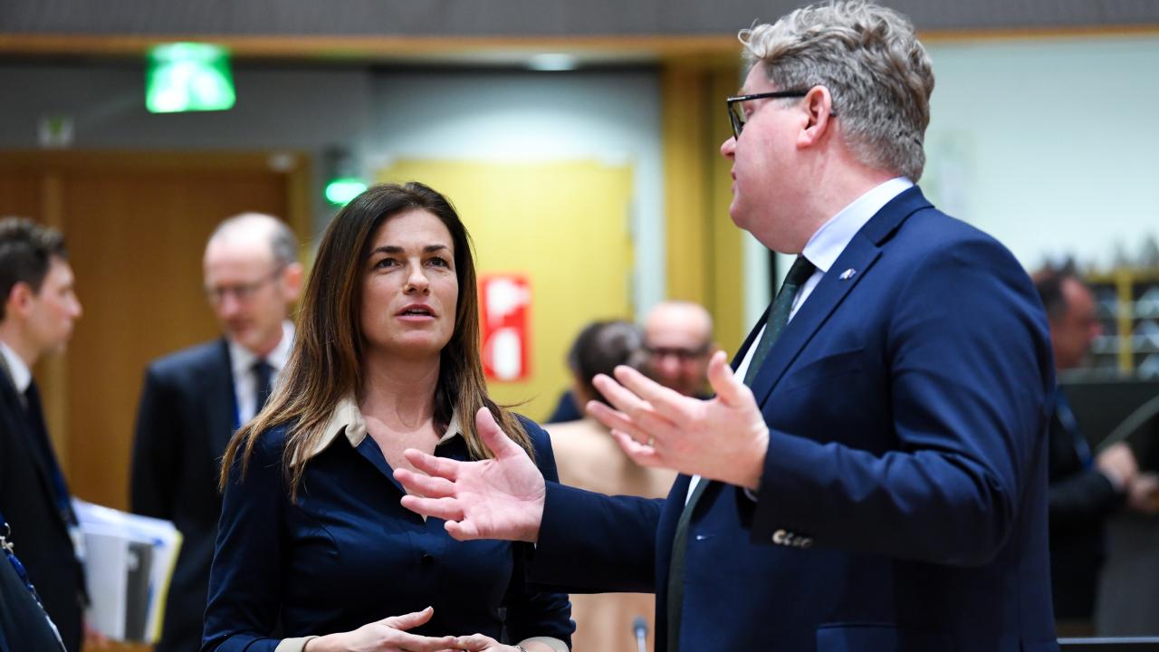 Ungerns justitieminister Judit Varga i samtal med Sveriges justitieminister Gunnar Strömmer. Ungern hindrade EU från att anta ett gemensamt stöduttalande till krigsbrottsutredning av Putin. Arkivbild.