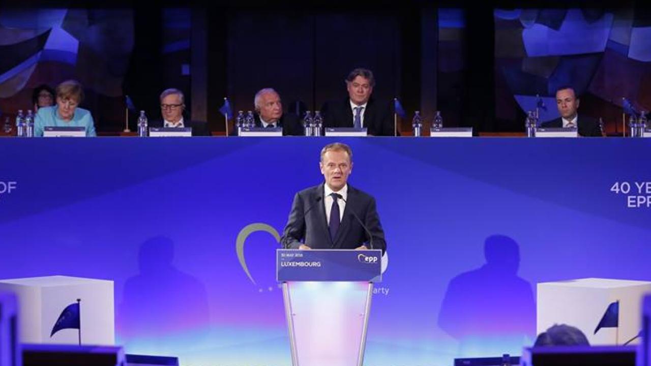 Donald Tusk talar vid Europeiska folkpartiets 40-årsfirande i Luxemburg. 