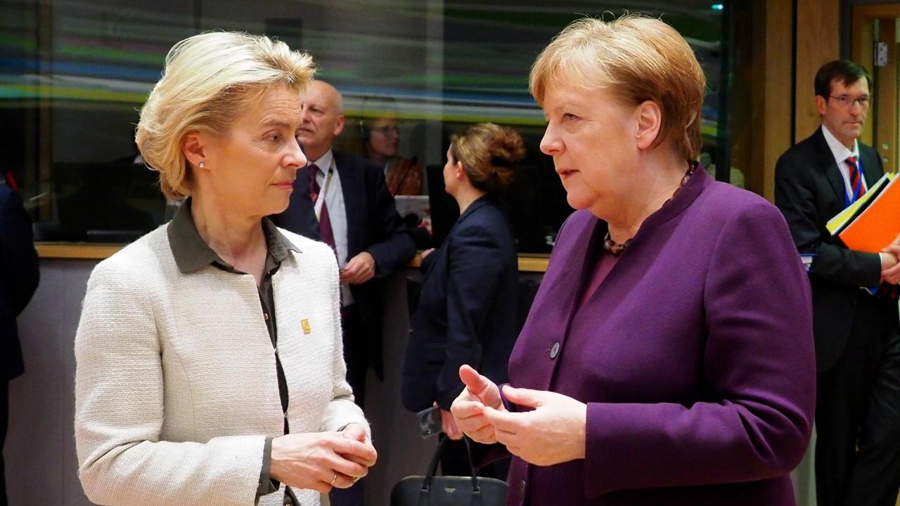 EU-kommissionens ordförande Ursula von der Leyen i samtal med den tyska förbundskanslern Angela Merkel. Arkivbild.