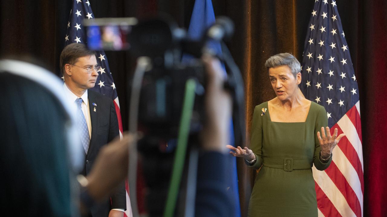 EU-kommissionärerna för handel respektive konkurrens, Valdis Dombrovskis och Margrethe Vestager, i USA på måndagen.  