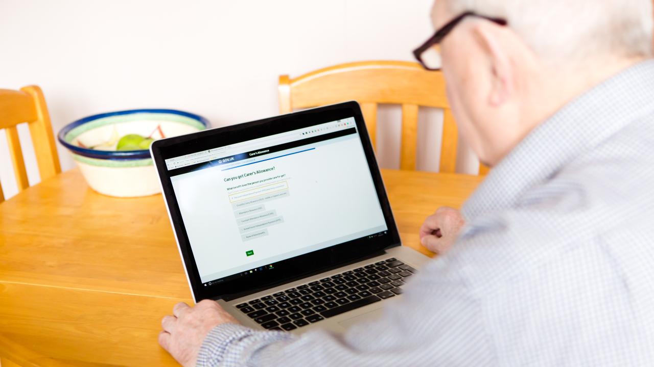 Tidigare avslöjanden som det brittiska analysföretaget Cambridge Analyticas inblandning i bland annat det amerikanska valet och Facebook-visselblåsaren Frances Haugens vittnesmål ligger bakom EU:S arbete med att strama upp regelverket på nätet.