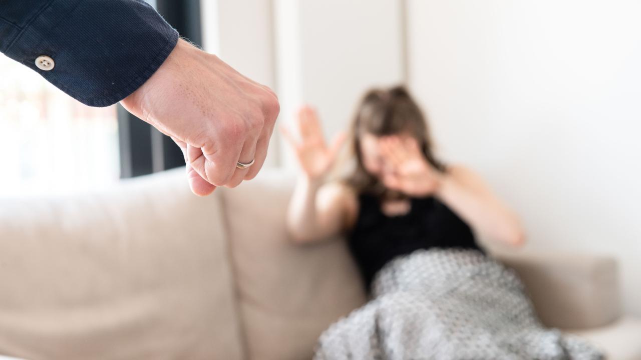 Var tredje kvinna i EU har utsatts för fysiskt och/eller sexuellt våld och mer än hälften av kvinnorna i EU har utsatts för sexuella trakasserier minst en gång sedan 15 års ålder, enligt Europeiska unionens byrå för grundläggande rättigheter.