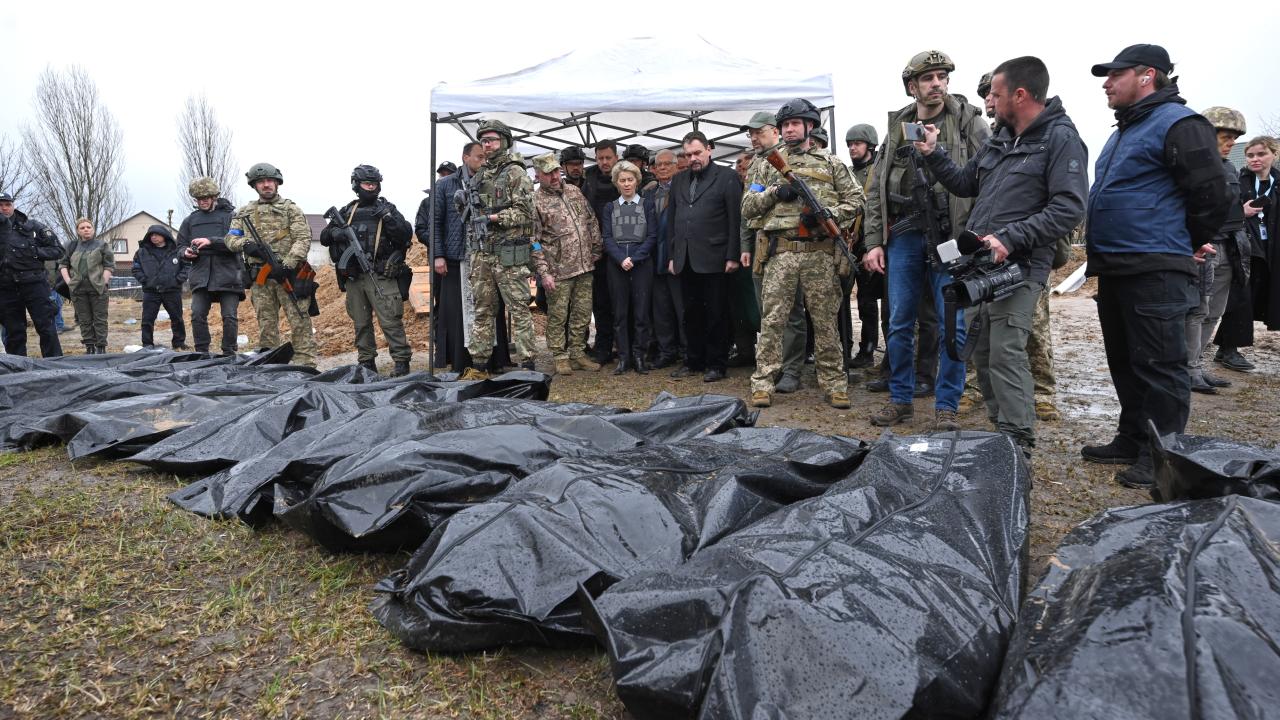 Massgravar i ukrainska Butja. Arkivbild.