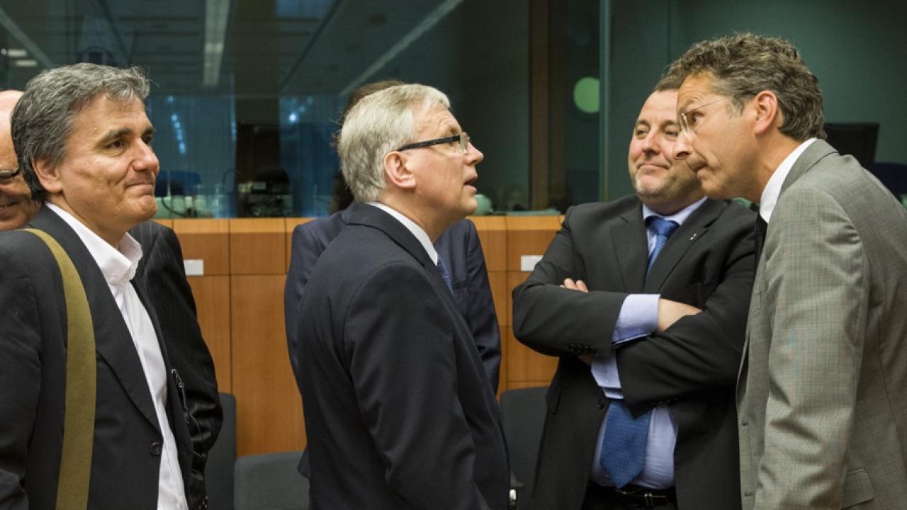 Till vänster Greklands finansminister Euklides Tsakalotos och längst till höger eurogruppens ordförande Jeroen Dijsselbloem. Arkivbild.