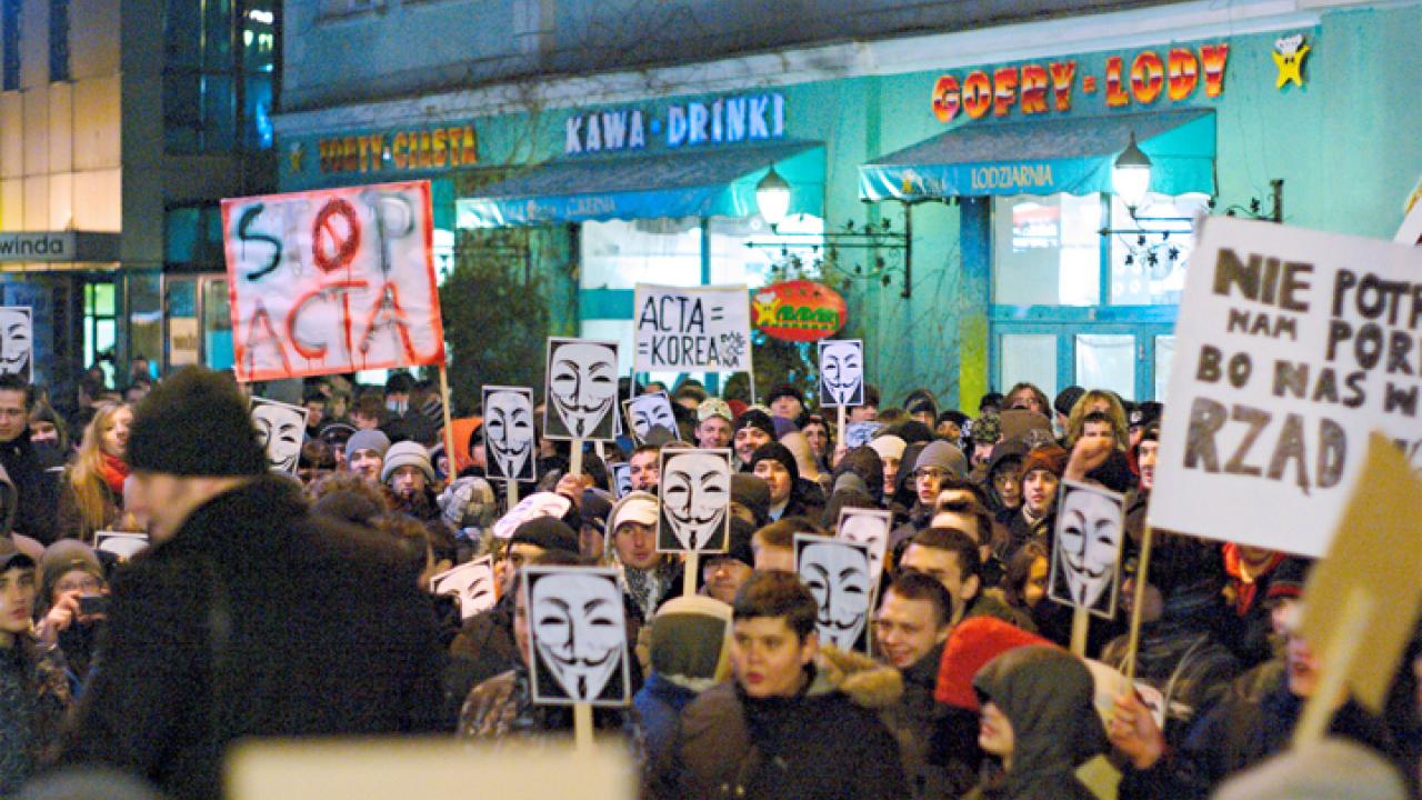 Demonstrationer mot Acta-avtalet i Polen har gett reslutat - nu backar landets premiärminister Donald Tusk från avtalet.