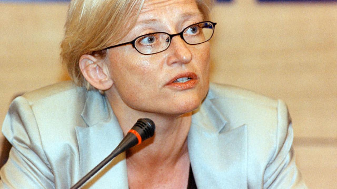 Utrikesminister Anna Lindh (S) talar i Europaparlamentet 2001. 