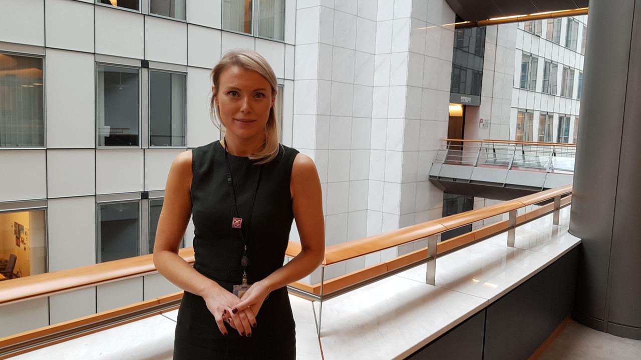 Anni Saga Hirvelä jobbar som sakkunnig för en österrikisk parlamentariker och är drivande bakom MeTooEP som bekämpar trakasserier inom EU-parlamentet.