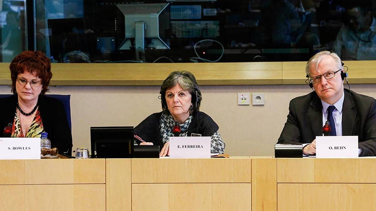 Ledande EU-parlamentariker Sharon Bowles och Elisa Ferreira står närmar kommissionen, här företrädd av Olli Rehn, än medlemsländerna när det gäller bankunionens krislösningsmekanism. Arkivbild.