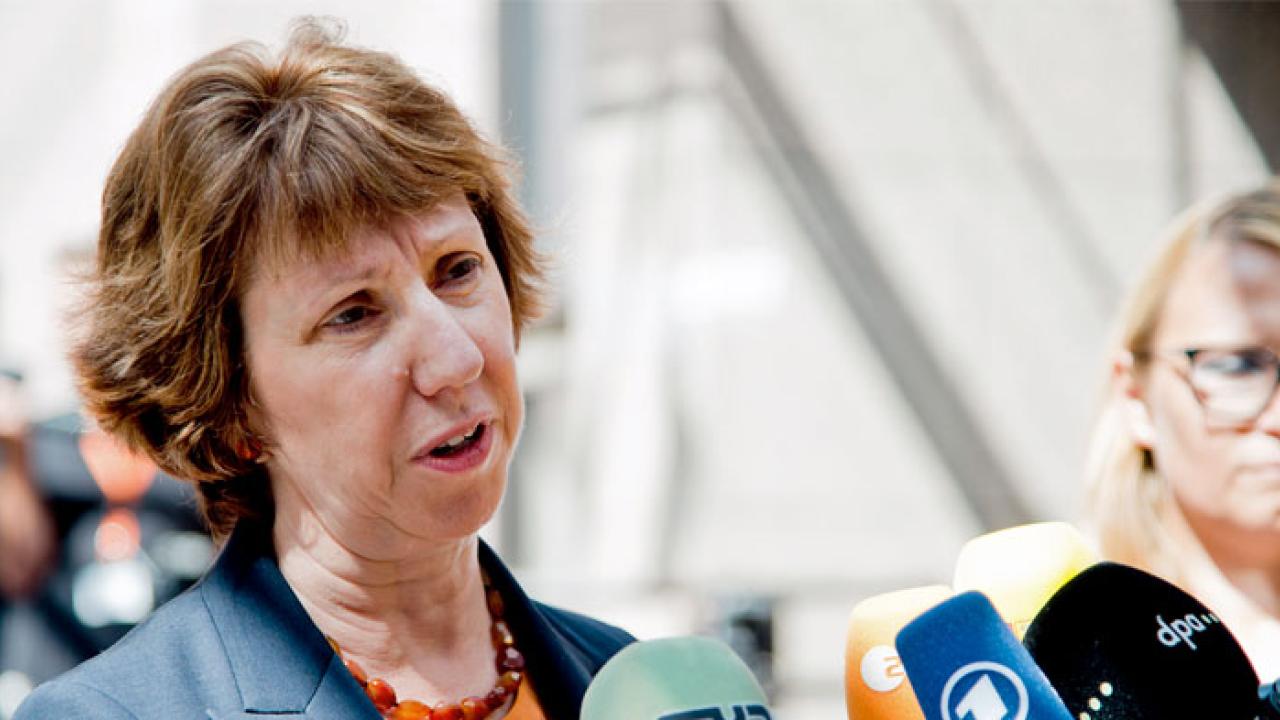 EU:s utrikeschef Catherine Ashton vill behålla handel och visst bistånd till Egypten.