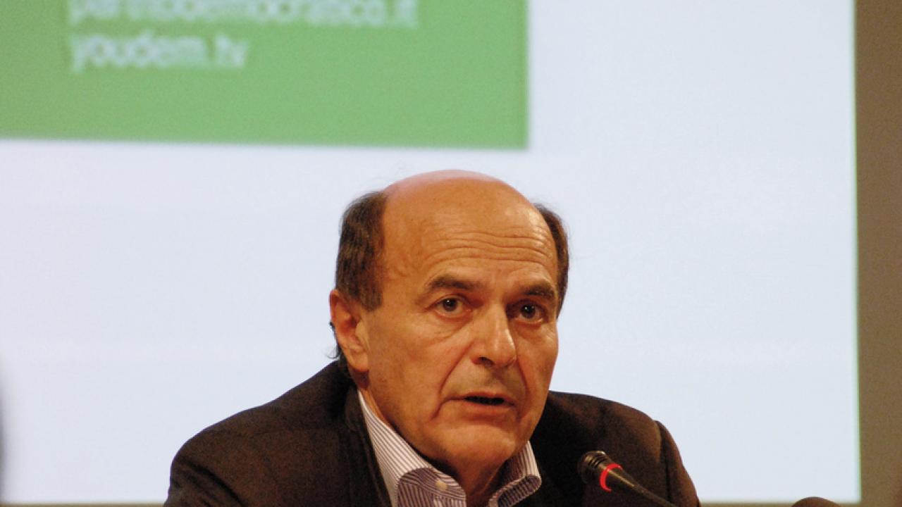 Den itlaienske soicaldemokratien Pier Lugigi Bersani sträcker ut en hand till Beppe Grillo. Arkivbild.