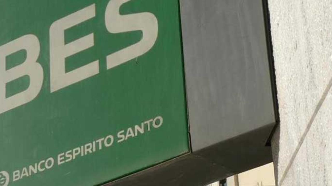 Den portugisiska krisbanken Banco Espirito Santo delas upp i två delar för att skydda det finansiella systemet och småspararna.