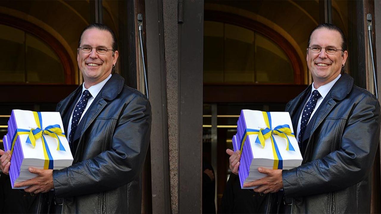 Finansminister Anders Borg (M) håller i den svenska statsbudgeten. Arkivbild.