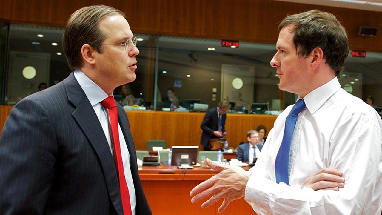 Sveriges finansminister Anders Borg samspråkar med sin brittiske kollega George Osborne innan tisdagens möte i Bryssel.
