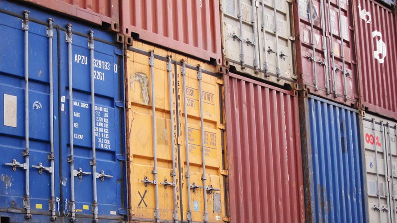 Frihandelsavtalet mellan USA och EU kan enligt kommissionens beräkningar bidra med drygt 1000 miljarder kronor årligen och 400 000 nya jobb till den europeiska ekonomin.