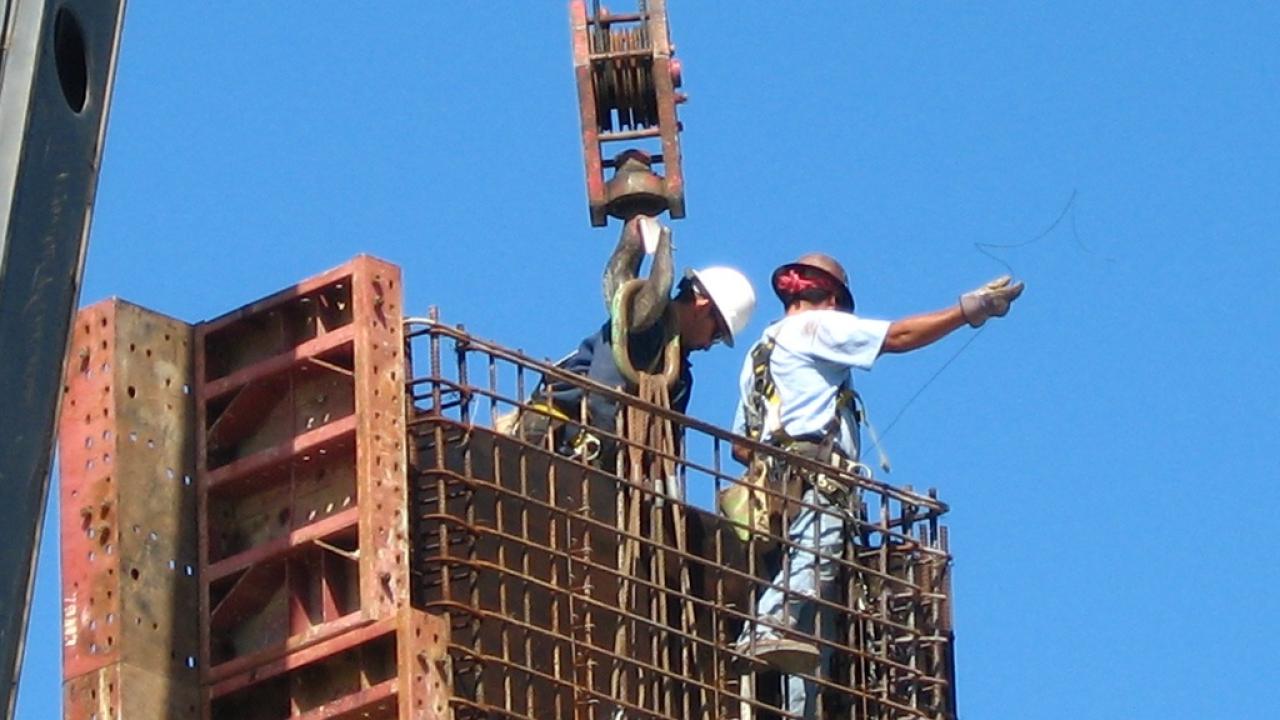 Byggnadsarbetare och andra som arbetar tillfälligt i ett annat EU-land ska få mer rättigheter med EU-kommissionens nya förslag.