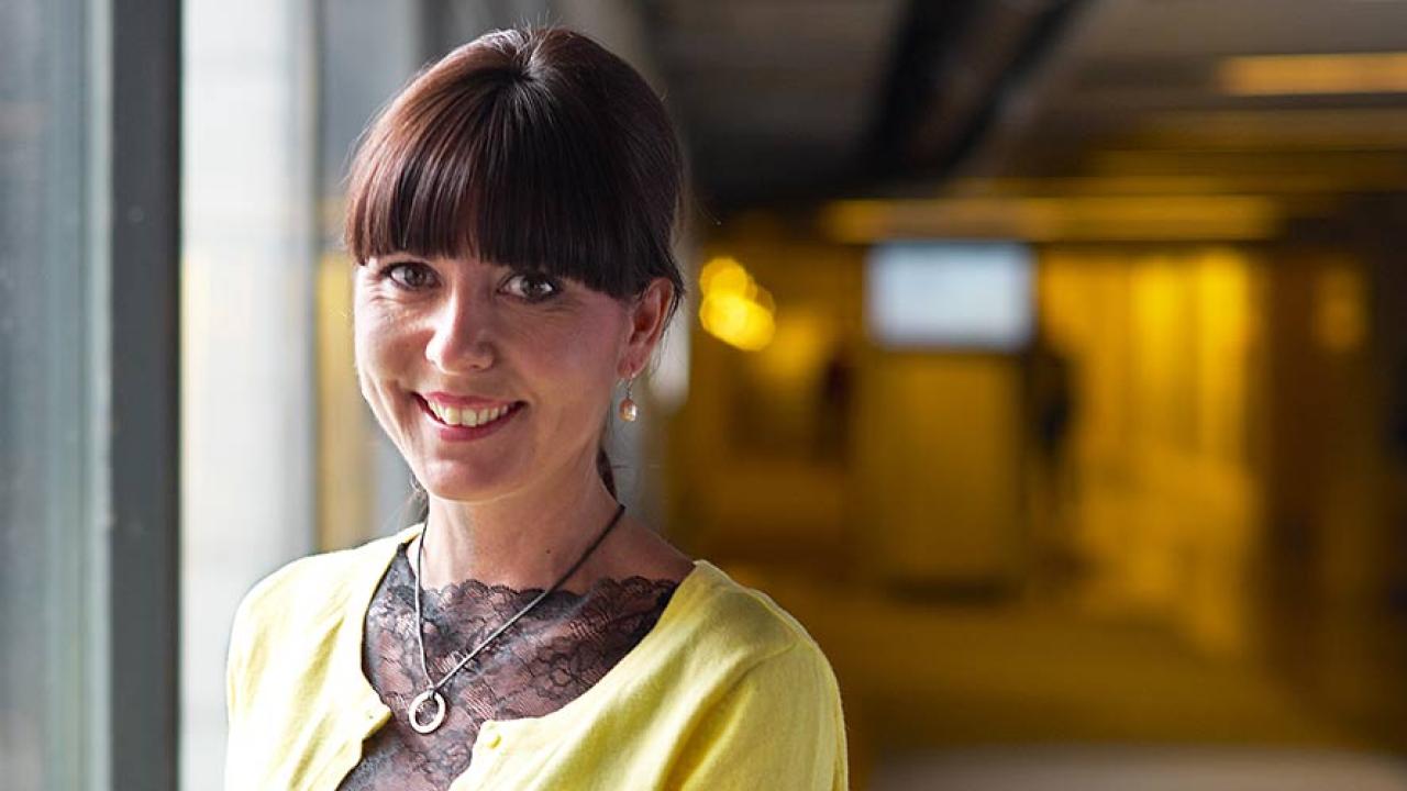 Cecilie Tenfjord-Toftby säger inte nej till bankunionen men vill vänta med att bestämma huruvida Sverige ska gå med eller ej.