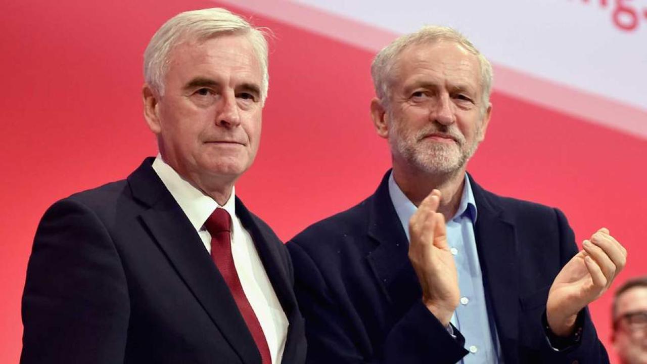 Ledande Labourpolitikerna John McDonnell och Jeremyn Corbyn.