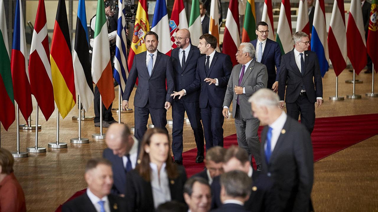 Längst bak i bilden från torsdagens EU-toppmöte syns Polens premiärminister Mateusz Morawiecki.