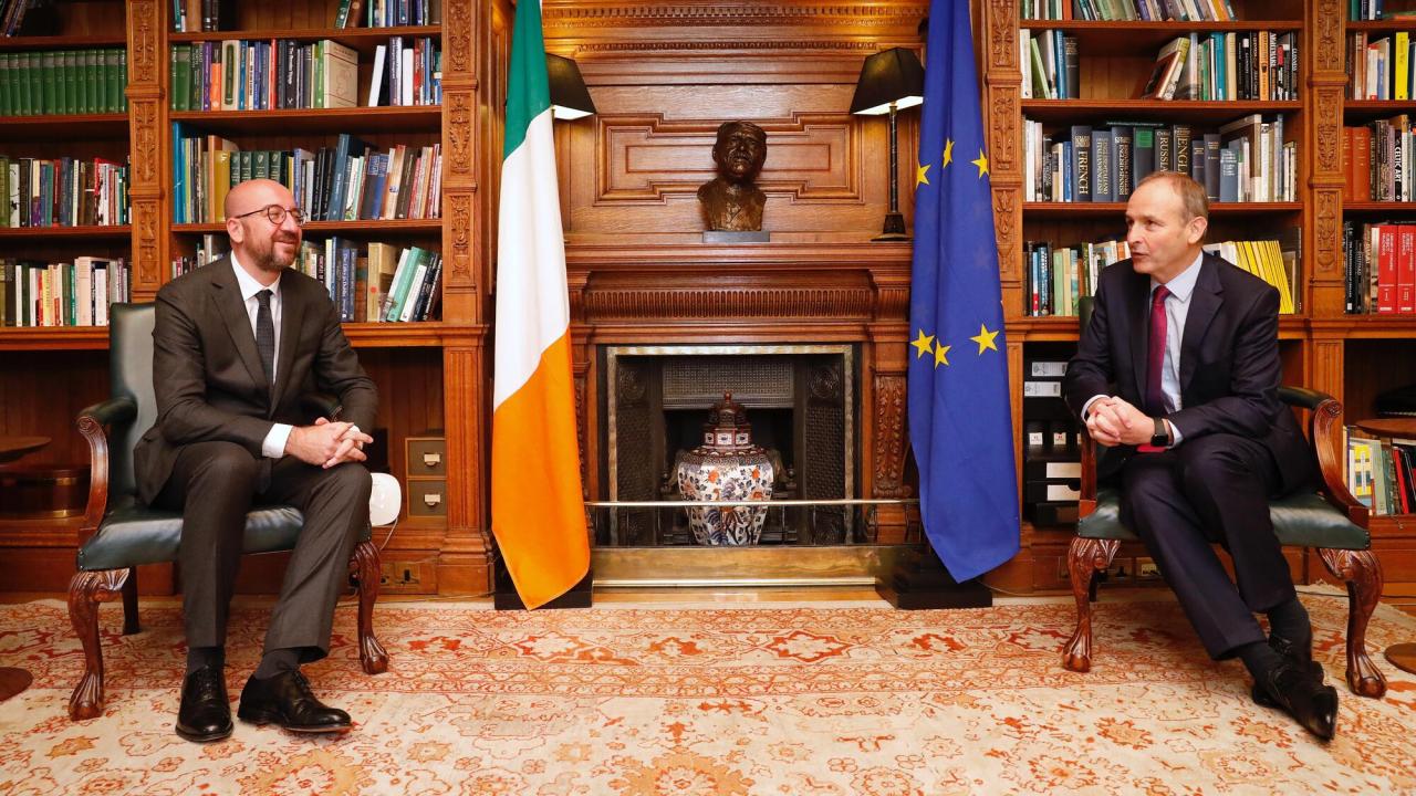 Europeiska rådets ordförande Charles Michel i samtal med Irlands premiärminister Micheál Martin.