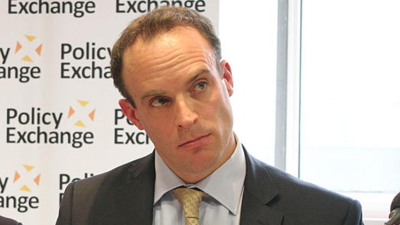 Individer behöver inte göra någonting, men näringslivet måste skaffa sig planer inför en hård brexit sade Dominic Raab igår.