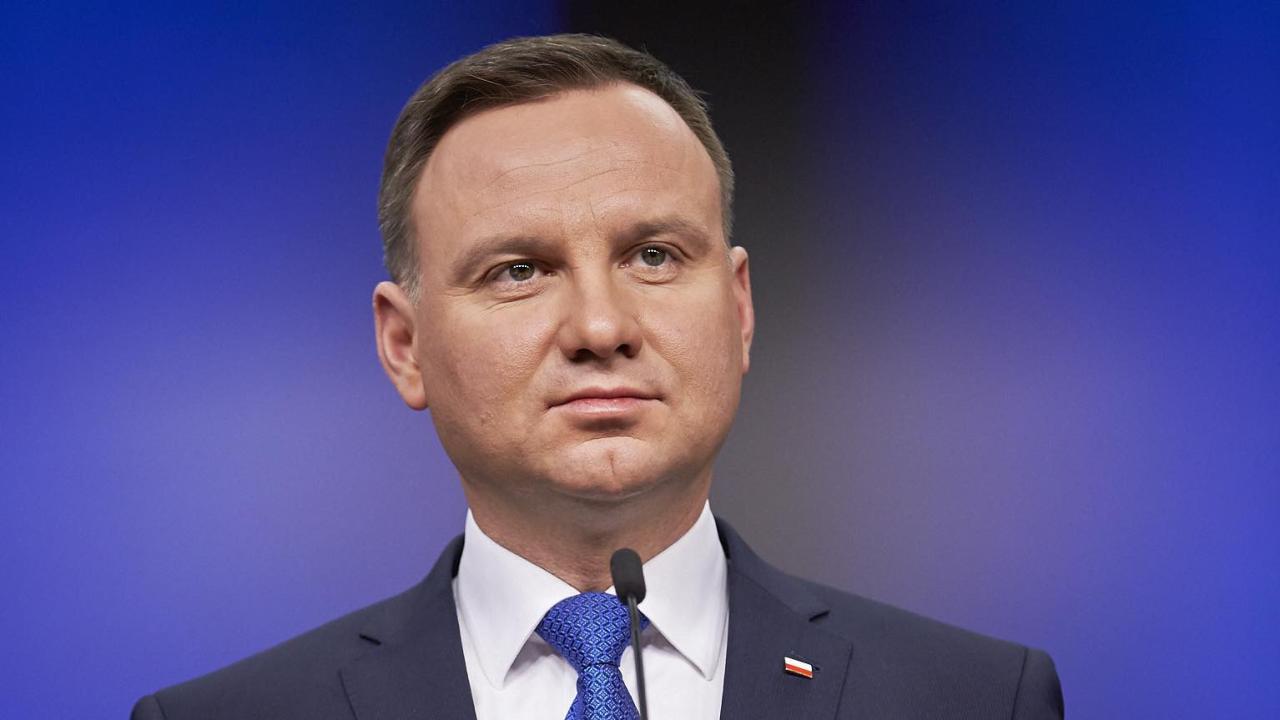 Polens president Andrzej Duda skrev under kontroversiella lagar på onsdagen trots EU-kommissionens kritik att de ger politiker makt över rättsväsendet. 