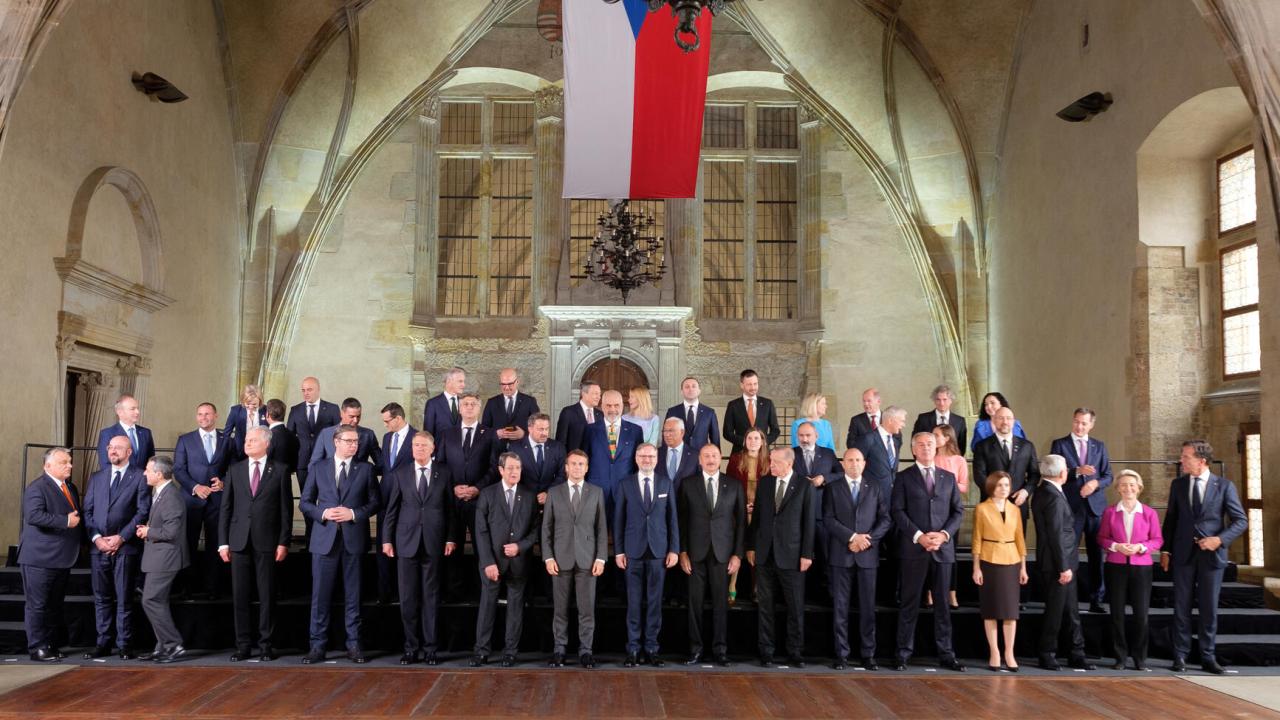 42 europeiska länders ledare tillsammans med Europeiska rådets ordförande Charles Micher och EU-kommissionens ordförande Ursula von der Leyen.
