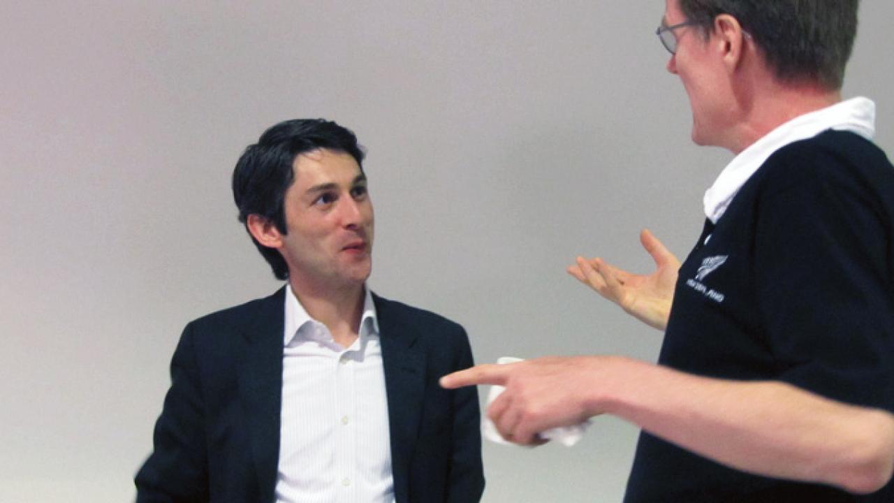 Professor Christophe Hillion fick många kluriga frågor. Här undrar Jens Pettersson över det nya departementets namn.